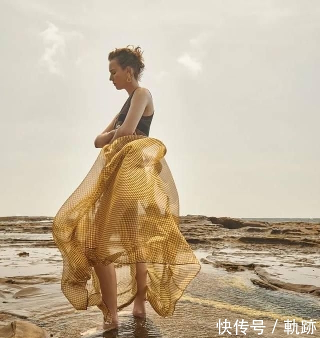 『花朵』2020开春 流行穿“开满花”的裙子,谁穿谁美!