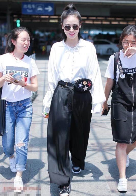 这季节女星们都穿什么鞋出门?李沁接地气，沈梦辰穿靴子不热吗?