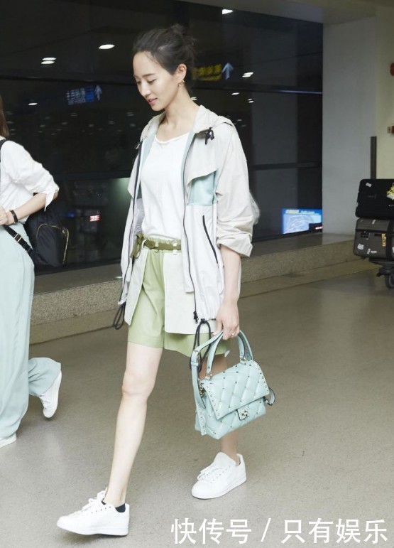 张钧甯穿绿裙现身机场，这纤瘦的大长腿啊，看了小心脏受不了！