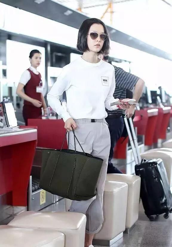 同是机场私服装，唐嫣宋茜长裤像拖地，韩雪佟丽娅短裙似走红毯