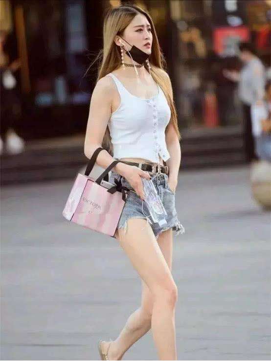 美女街拍, 性感的低胸吊带背心, 在夏天能让你非常的凉爽舒适