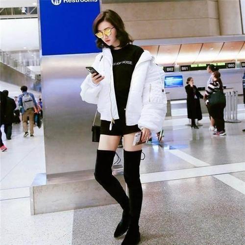 刘若英现身纽约街头, 47岁打扮的像个小姑娘, 脚上的鞋真个性