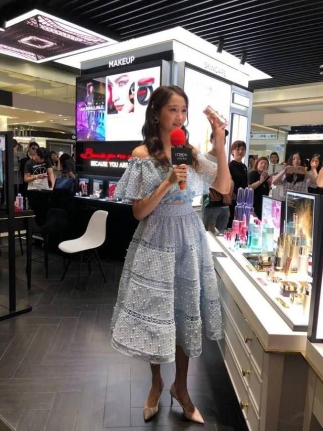 170的赵韩樱子同框173关晓彤，谁的身高说了谎，一看便知!