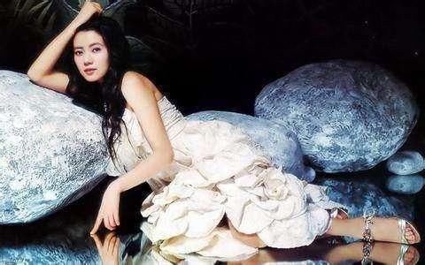 高圆圆穿牛仔裤出镜，网友：快把她的裙子还给她，看不下去了！