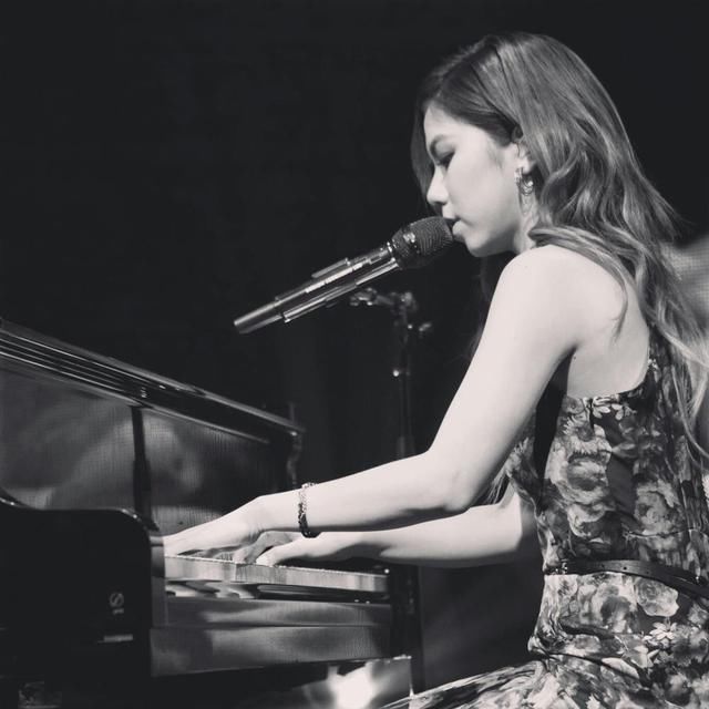 邓紫棋真够猛的!穿短的裙子上台就不怕走光?网友:画面不堪入目!