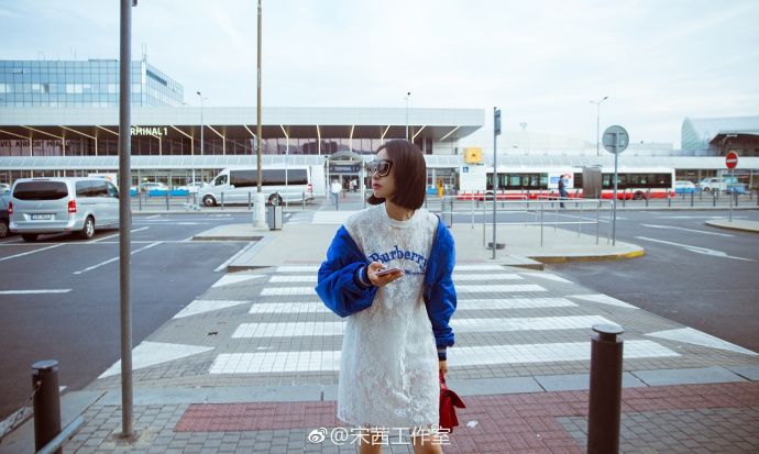 宋茜回眸甜笑秀长腿，白色蕾丝连衣裙仙气十足网友:羡慕身材好好