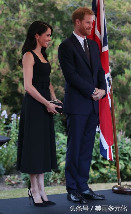 哈里王子夫妇访问爱尔兰，梅根换了2件套装，哪件更好看?