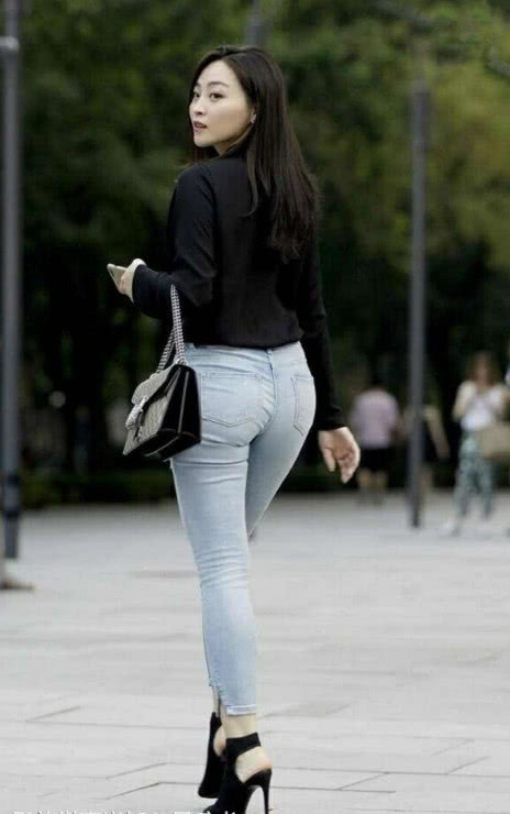 丰满的小姐姐修身的牛仔裤穿出紧身裤的感觉，网友：臀型说明一切