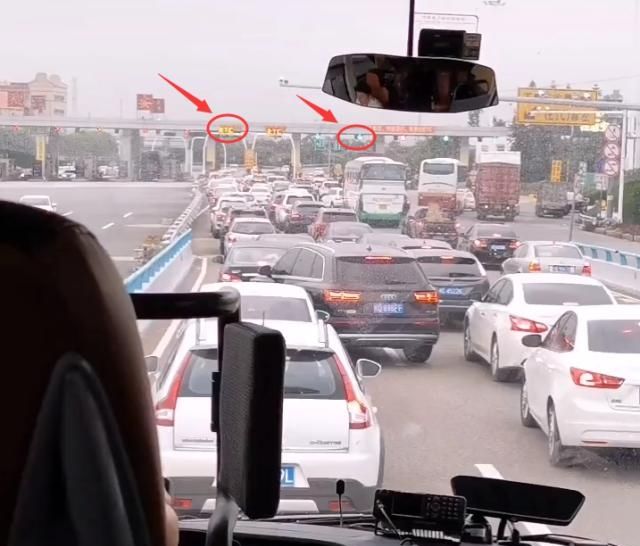  一路：狂推ETC之后：为何ETC车道大堵车？人工车道却一路绿灯