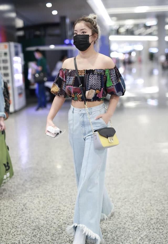 全靠自信，王菊硬是将露肩“乞丐装”穿出了时尚感来！