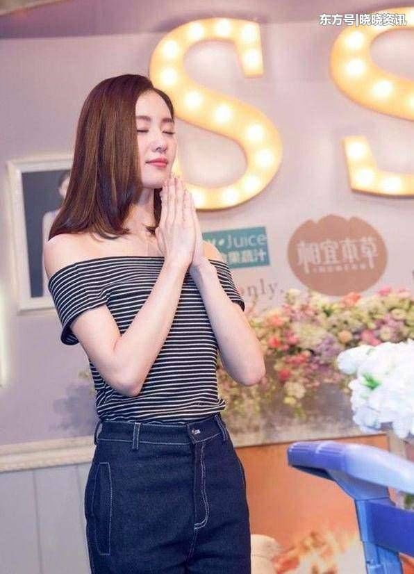 女星们穿上一字肩，赵丽颖美若天仙，迪丽热巴很气质，赵薇很尴尬