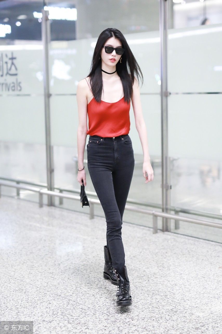 奚梦瑶现身机场，红色小背心格外抢眼，网友:重点是那一双大长腿