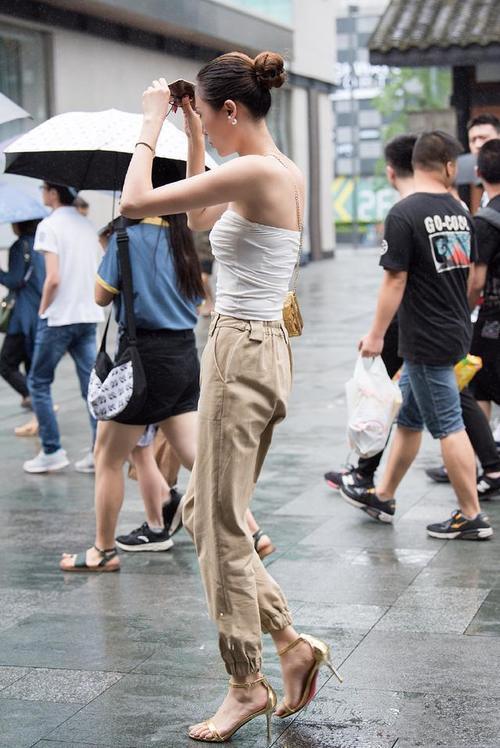 街拍： 丰满修身牛仔裤靓女 , 凉快得好羡慕啊