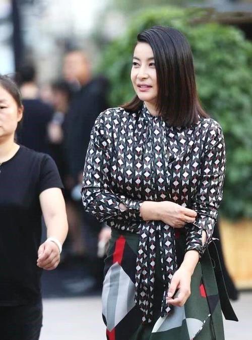 郭晶晶身材发福，衬衫被撑开太尴尬了，好奇豪门阔太吃了啥