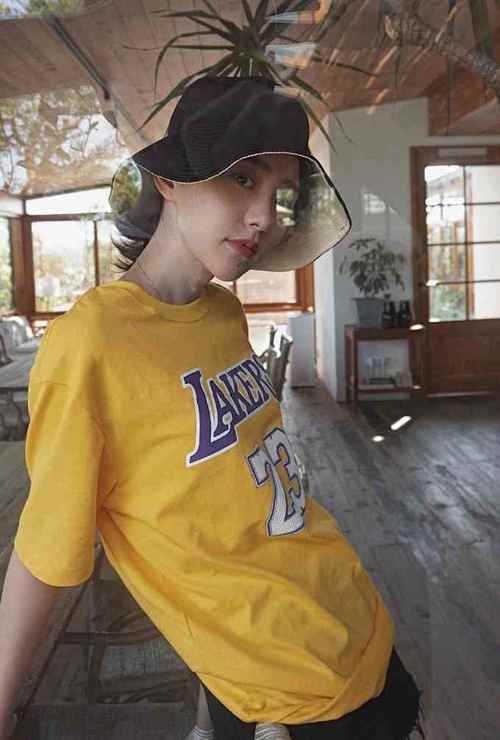 她因爆料赵丽颖陈晓恋情被封杀，穿黑色短裤旁边全部挖成洞