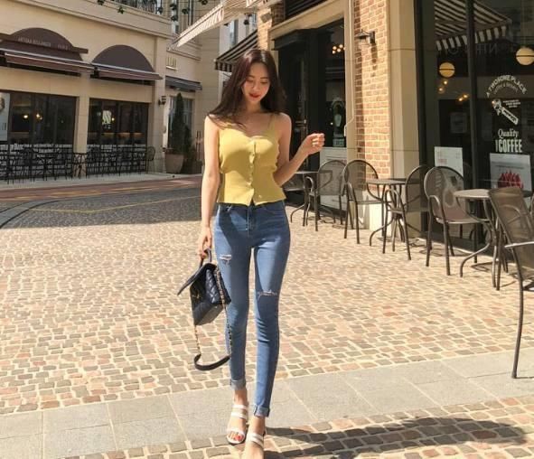 牛仔裤使美女迷人 的身材与魅力完美融合，彰显女性时尚甜美气质