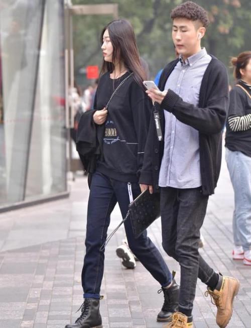 『气质』街拍:雪肤花貌的小姐姐,一条黑色的连衣裙,时尚气质好身材