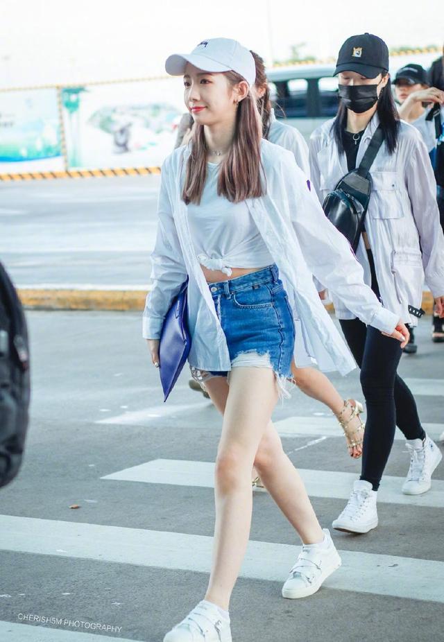 迪丽热巴孟美岐同穿破洞裤, 一个水蛇腰一个粗腰, 网友: 差距真大