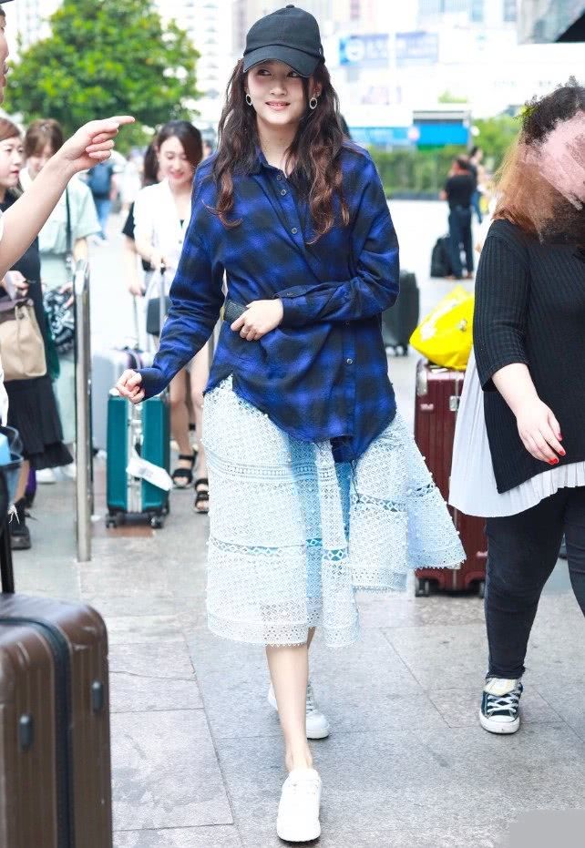 关晓彤偷穿鹿晗衬衫笑开了花，搭配的丑不丑已经不重要了，任性!