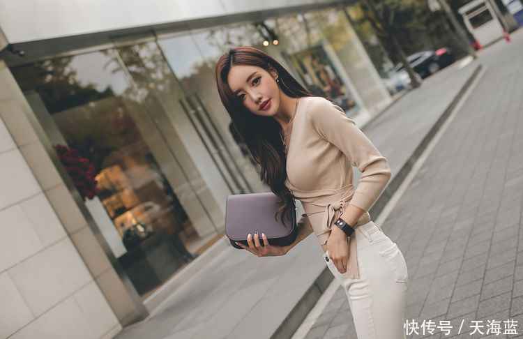 时尚街拍，高颜值小姐姐身材曼妙迷人，秀出女性优雅气质