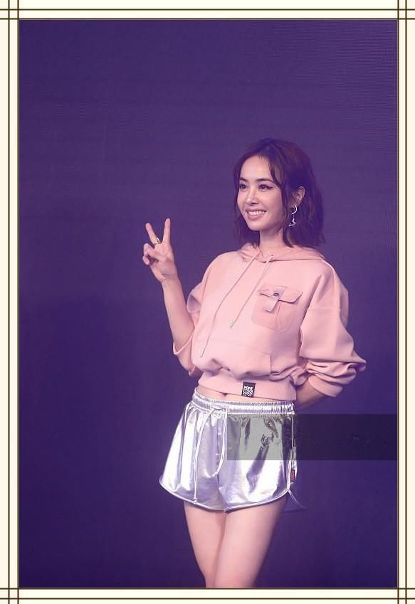 当156蔡依林穿上平底鞋,网友直呼:辣眼睛!还是换回恨天高吧!