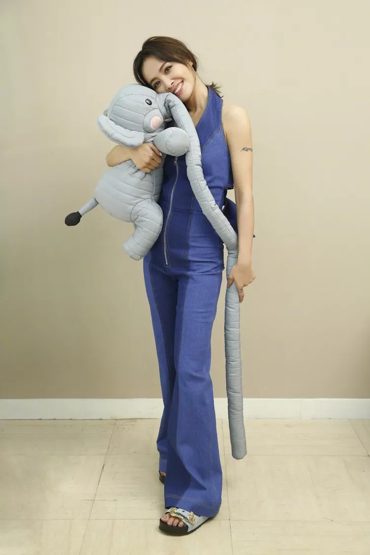 蔡依林越来越敢穿了，白色长裙中间还开了个缝，网友：胆真大！