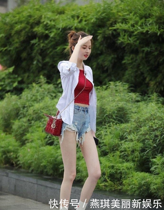  『美腿』街拍：小姐姐白色衬衣搭配牛仔短裤，满屏幕的高挑美腿！惹人爱！