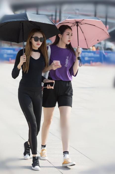 街拍：穿紧身裤美女，这身材真性感，图5的小姐姐这样能出门？