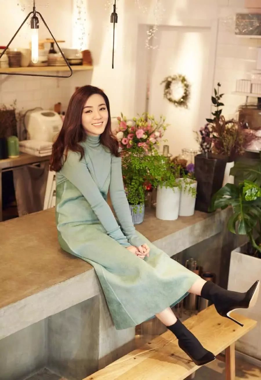 王晓晨撞衫李冰冰，胸前“挖沟”高开叉直戳大腿根，网友：赢在胸