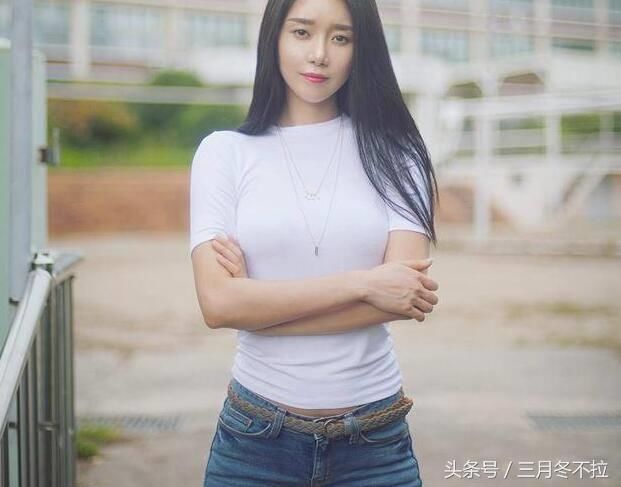 时尚牛仔展活力,清新修身又性感,点评:跟着感觉走绝不脱潮流