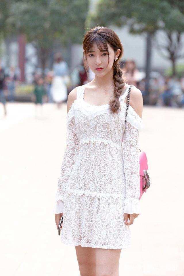 「身穿」街拍:皮肤白皙的美女,身穿吊带裙,尽显窈窕好身材