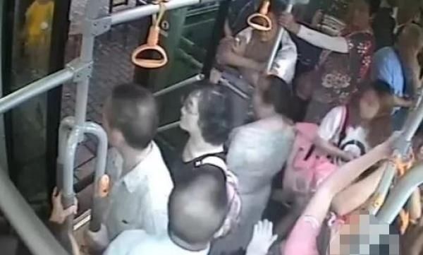 女子公交给朋友占座，被人抢后激烈争吵，公交司机一句话瞬间安静