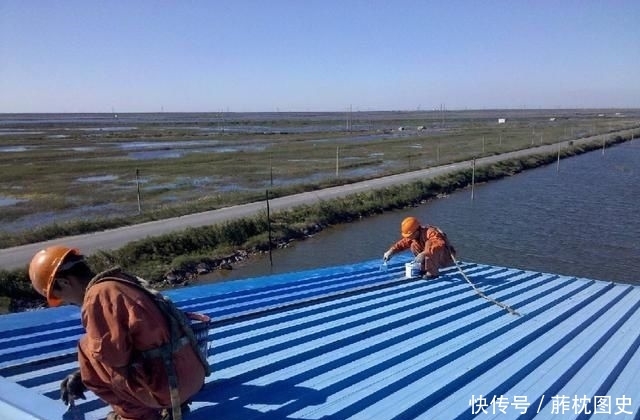  「屋顶」农村现在很流行彩钢顶，是新老房子，爱加一层彩钢顶，