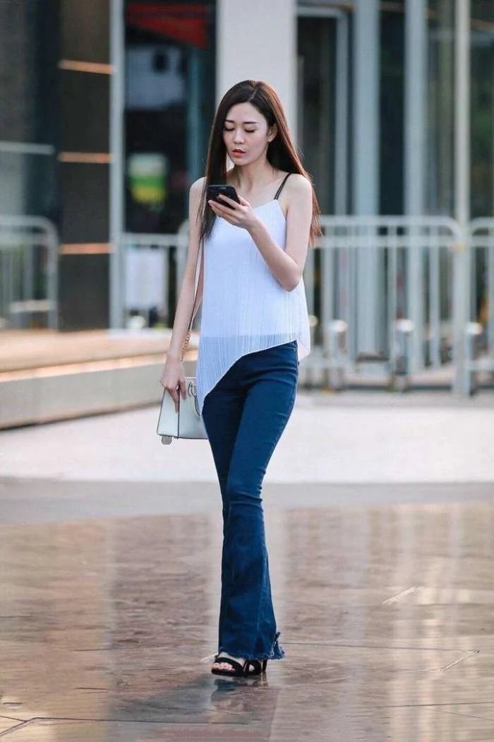 美女虽不是曲线身材, 但胜在高挑人也漂亮, 也很有感觉