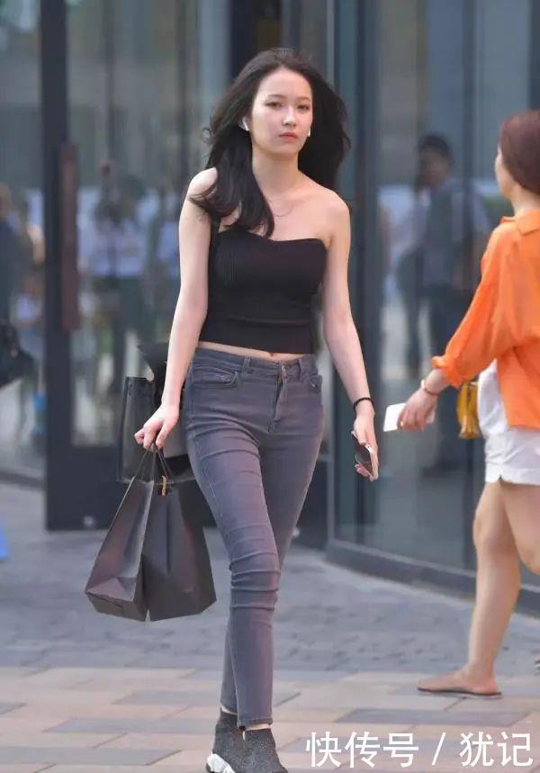  #气质#街拍丨气质女生的牛仔裤穿搭
