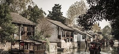 李贺浓淡相宜的诗作，全文共有14个意象，美得令人心醉