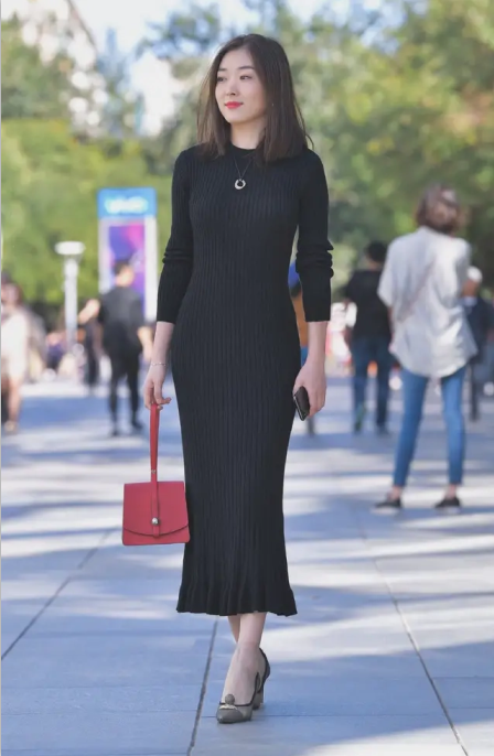  #黑色#街拍: 黑色长裙真时尚, 性感尽在不言中