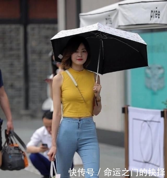 「优雅」时尚街拍成熟的小姐姐一身粉嫩装扮,紧身牛仔裤笔直修长