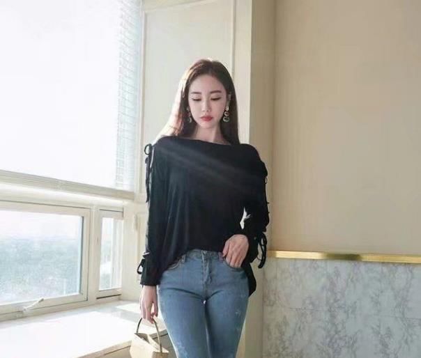 甜蜜动人的牛仔裤美女，轻松秀出大长腿，美翻了