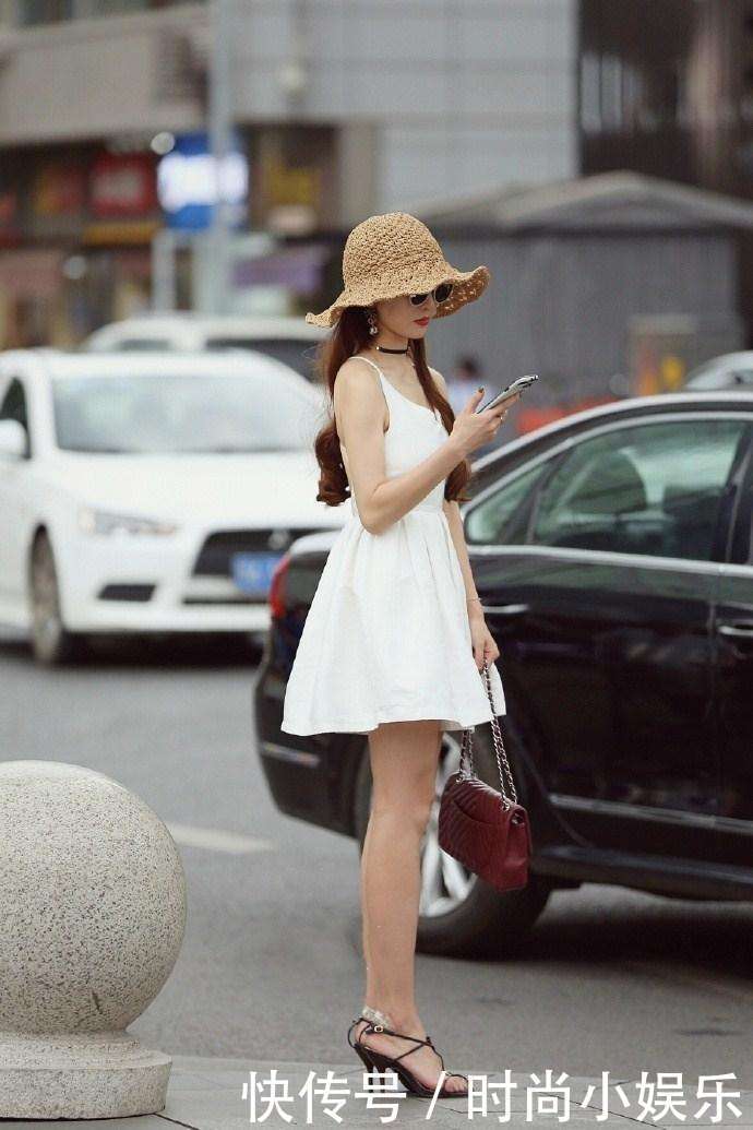 街拍：一白遮百丑，小姐姐白色的连衣裙恰到好处!