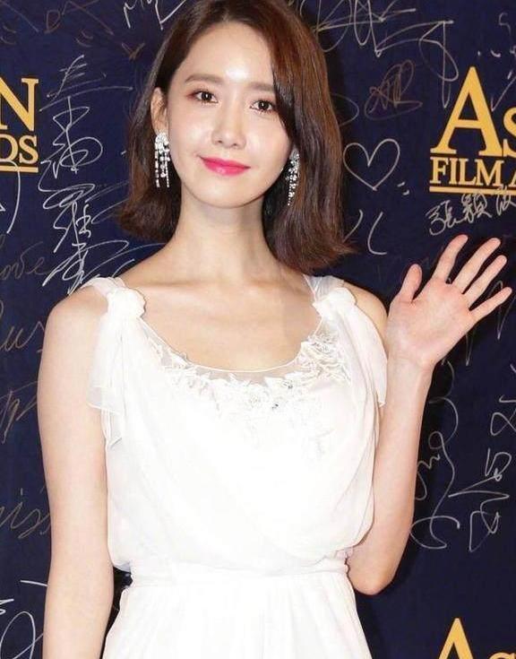 林允儿胆真肥! 穿一条蕾丝睡衣就走红毯? 网友: 韩星的时尚我不懂