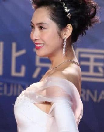 朱茵把衣服都撑变形了，紫霞仙子变样了？网友：黄贯中真幸福