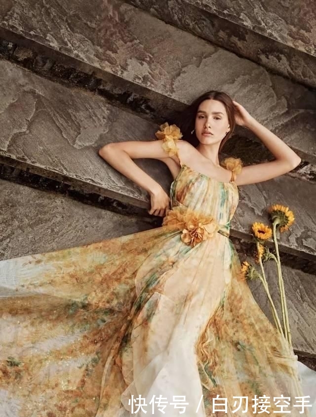  『花朵』2020开春 流行穿“开满花”的裙子，谁穿谁美！