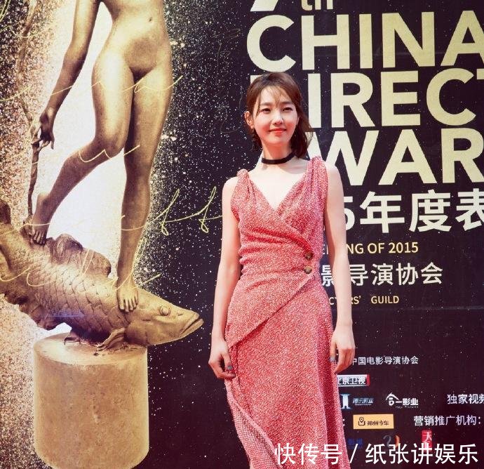 白百何穿蓝色牛仔裤, 下半身胖到让人挪不开眼, 网友: 太敢穿了!