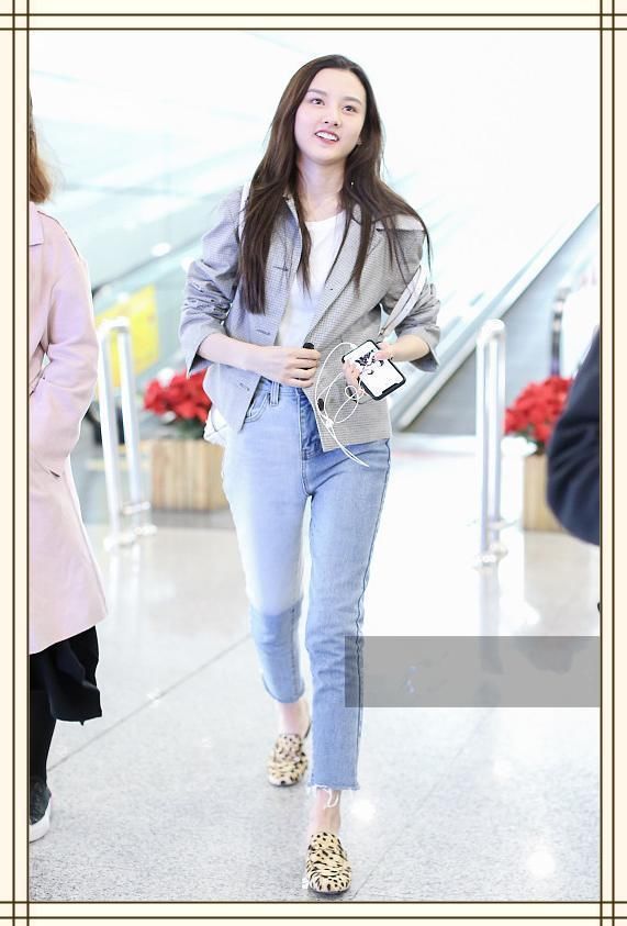 当欧阳娜娜与宋祖儿同穿一条牛仔裤，才知道真正少女腿长啥样！