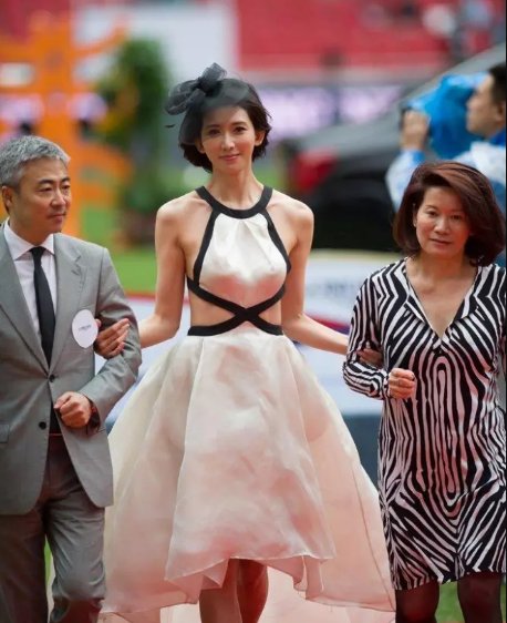 林志玲这波露背装什么水平?网友:鼻血流一地的水平!