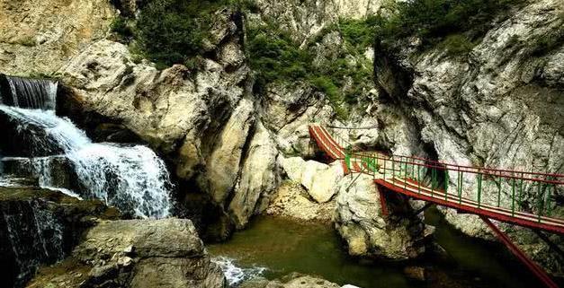 矿泉水只卖1元,宁愿负债4亿也不宰客,今成中国首个破产的5A景区