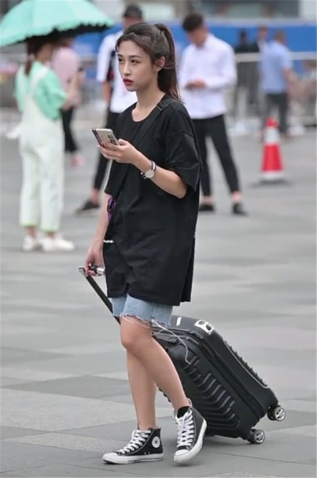  『柯基』小姐姐真勇敢，裤子被遮得只有5cm长，想不变柯基腿都难了！