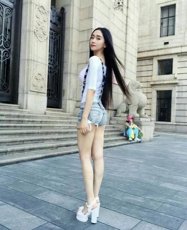 紧身裤是展现优雅的明智选择，上身效果很好更显纤细腿型