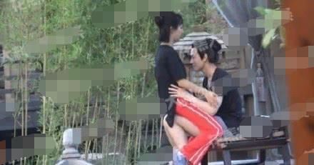 分手的真相！杨紫探班秦俊杰期间，发现男方手机里有秘密视频